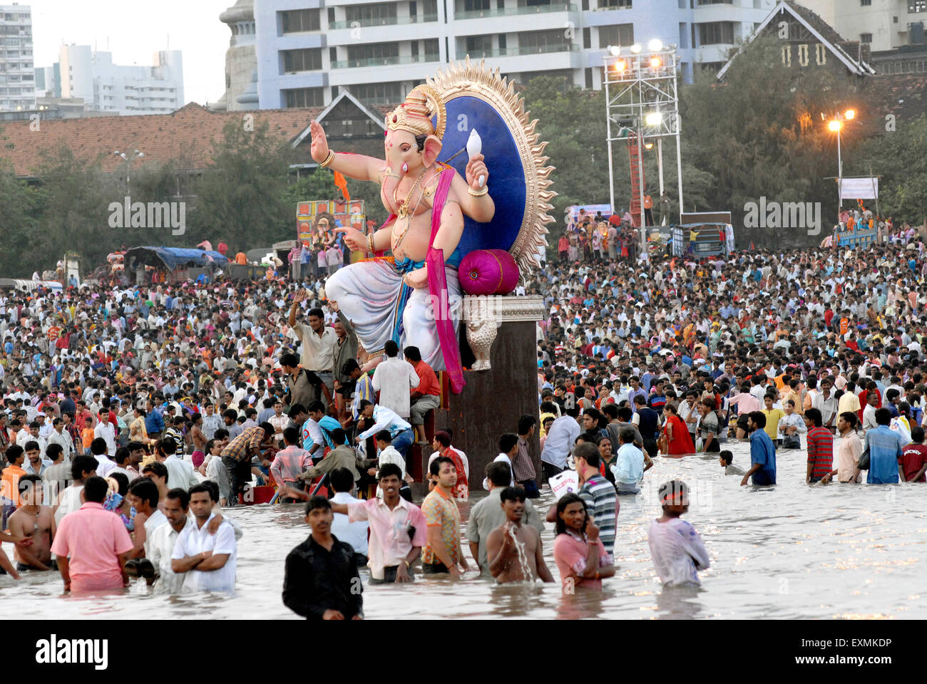 Les dévots immerger un énorme éléphant Ganesh idol (Dieu) dans sa tête à la mer à Girgaum ; Chowpatty festival ganesh ganpati Mumbai Banque D'Images