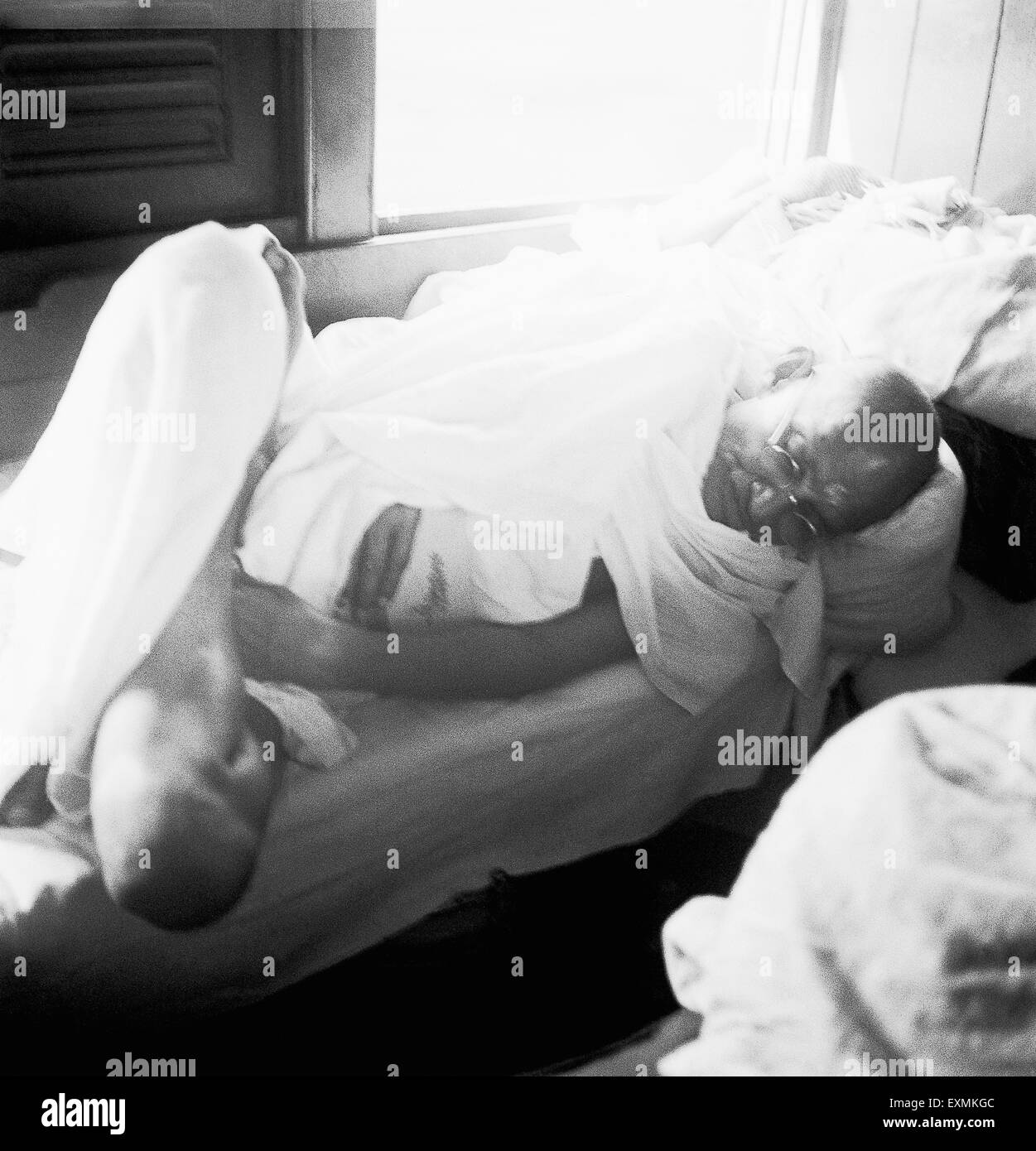 Mahatma Gandhi dormir dans un compartiment de train de troisième classe sur le chemin de l'Assam ; Janvier 1946 PAS DE MR Banque D'Images