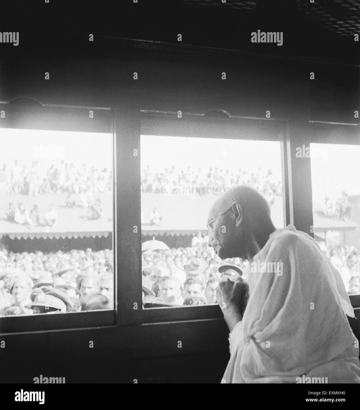 Mahatma Gandhi regardant par une fenêtre de train aux gens sur la gare India 1940 vieux vintage des années 1900 photo Banque D'Images