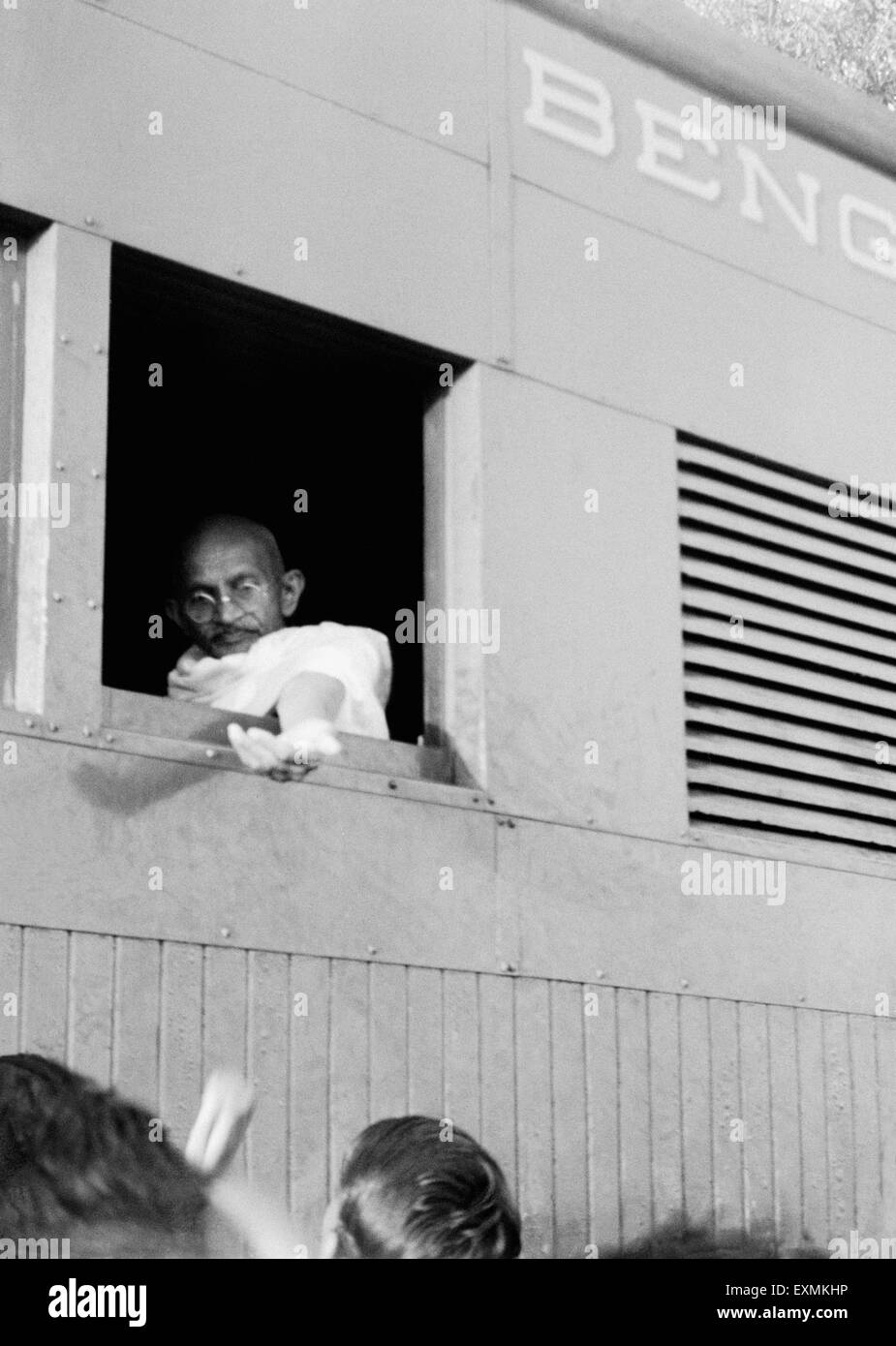 Mahatma Gandhi ; recueillir des dons pour financer Harijan par sa fenêtre du train no 1941 ; M. Banque D'Images