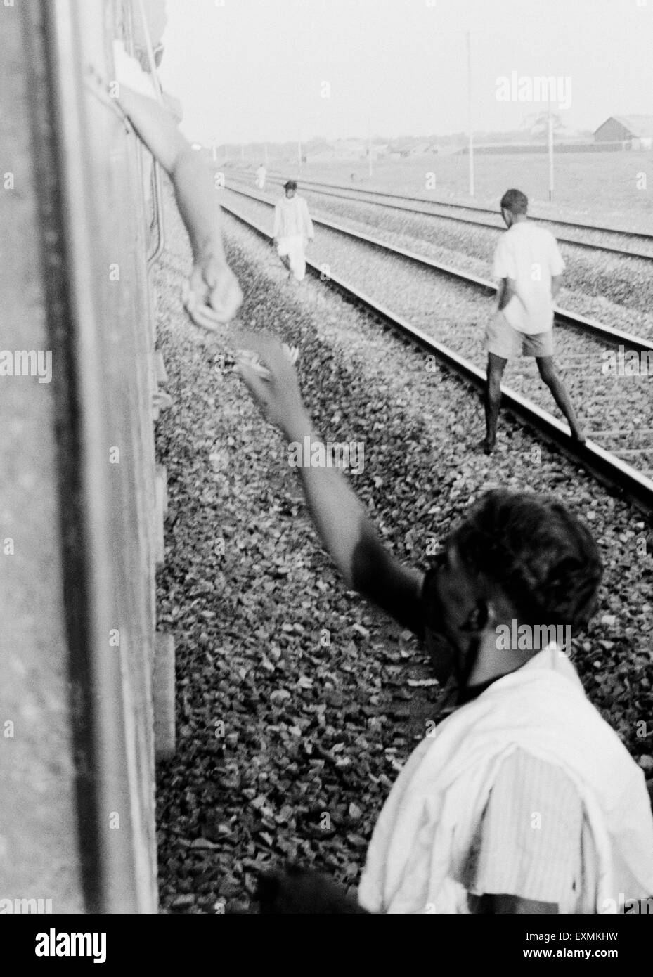 Mahatma Gandhi ; recueillir des dons pour financer Harijan par sa fenêtre compartiment fer Queen Deccan Pune Banque D'Images