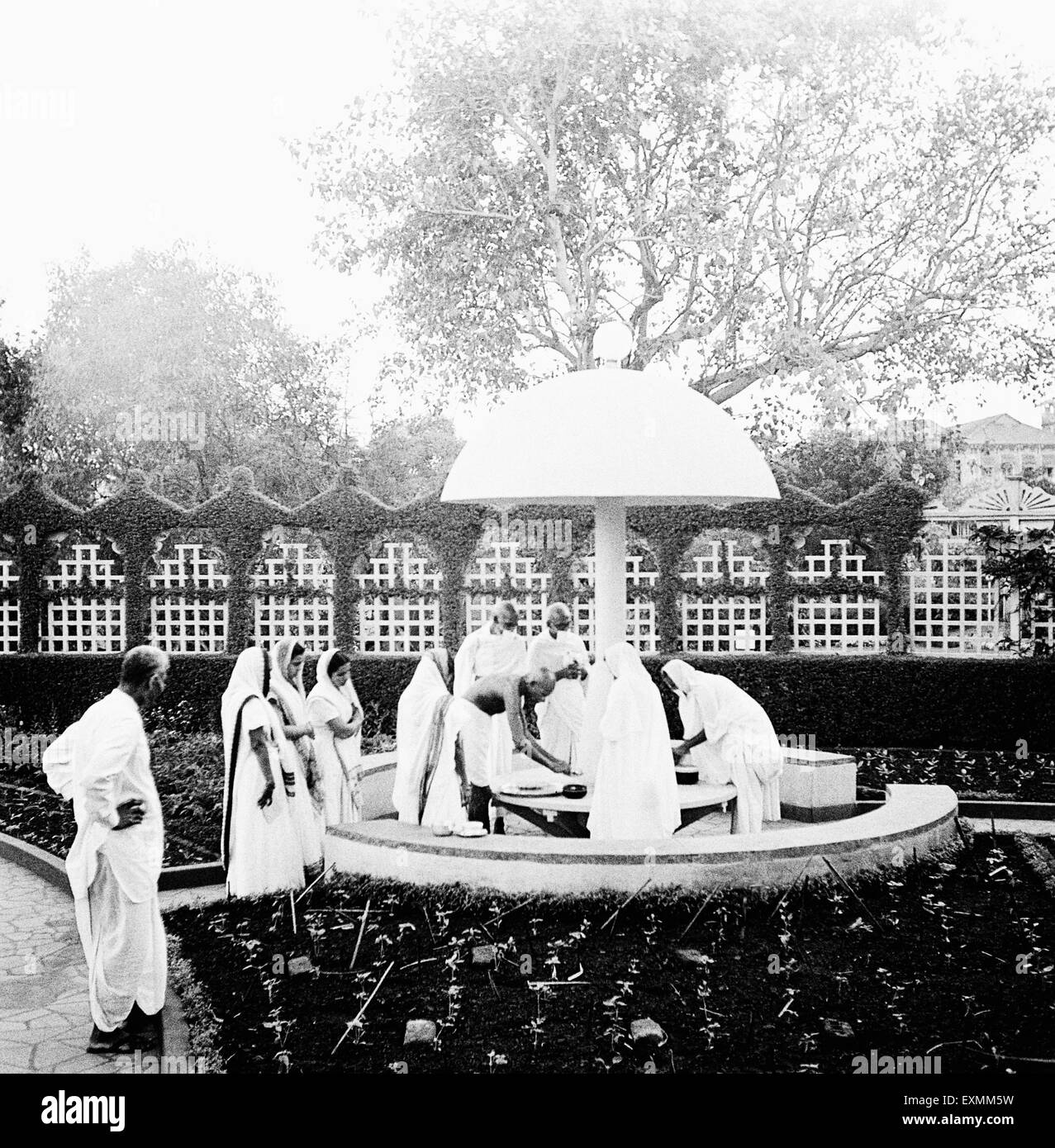 Mahatma Gandhi donnant de la nourriture aux moines et religieuses du Jain, Birla House, Bombay, Mumbai ; Inde, 1945 ; R. D. Birla Banque D'Images