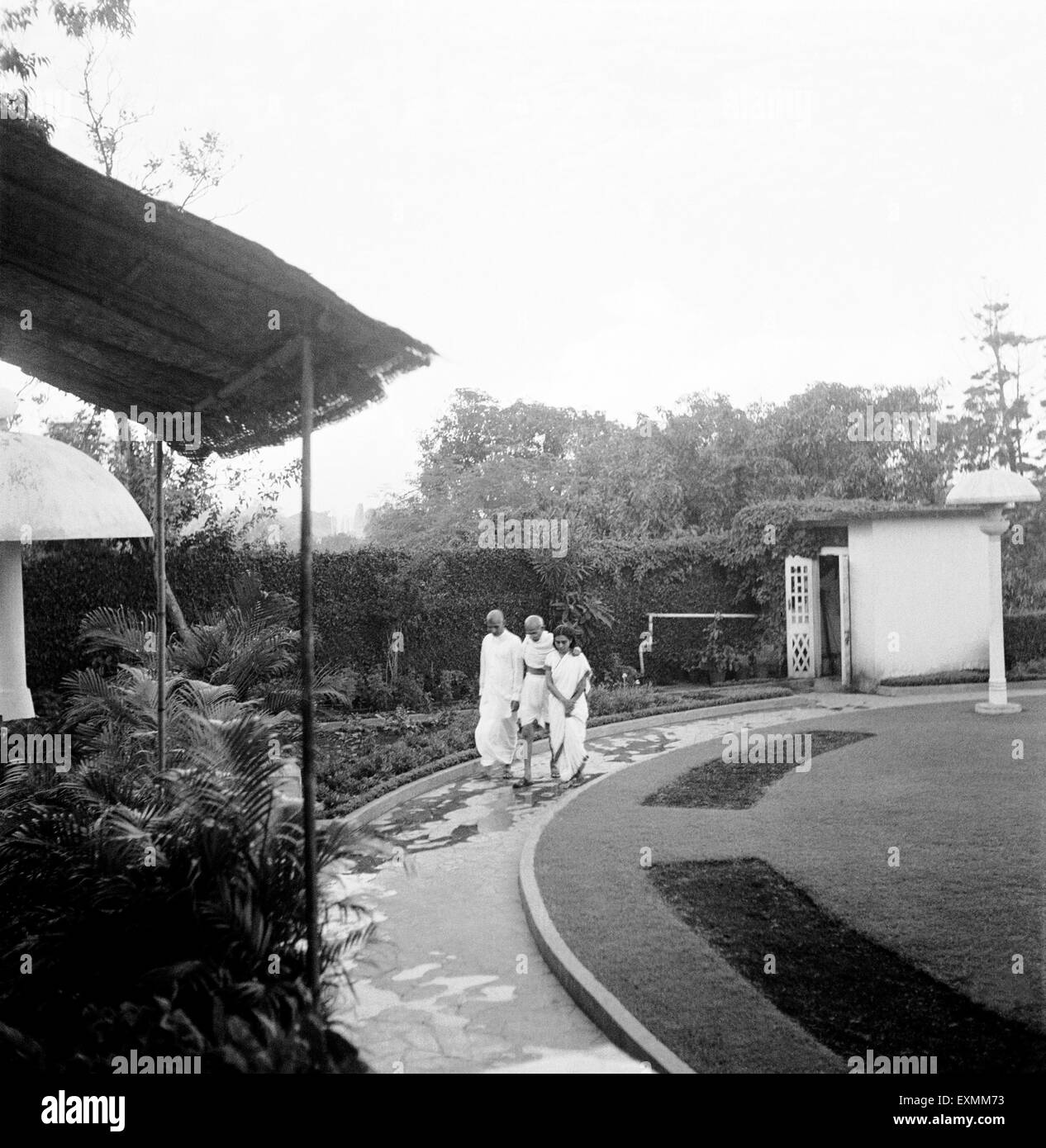 Mahatma Gandhi ; marcher avec Sushila Nayar et R.D. À Birla House Birla Bombay ; 1945 ; Inde ; PAS DE MR Banque D'Images