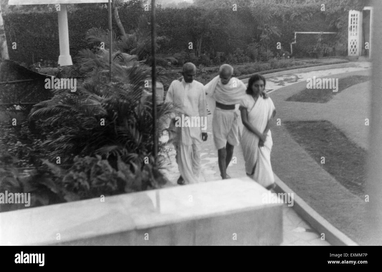 Mahatma Gandhi marcher avec R.D. La Birla et Sushila Nayar à Maison Birla Bombay ; 1945 ; Inde ; PAS DE MR Banque D'Images