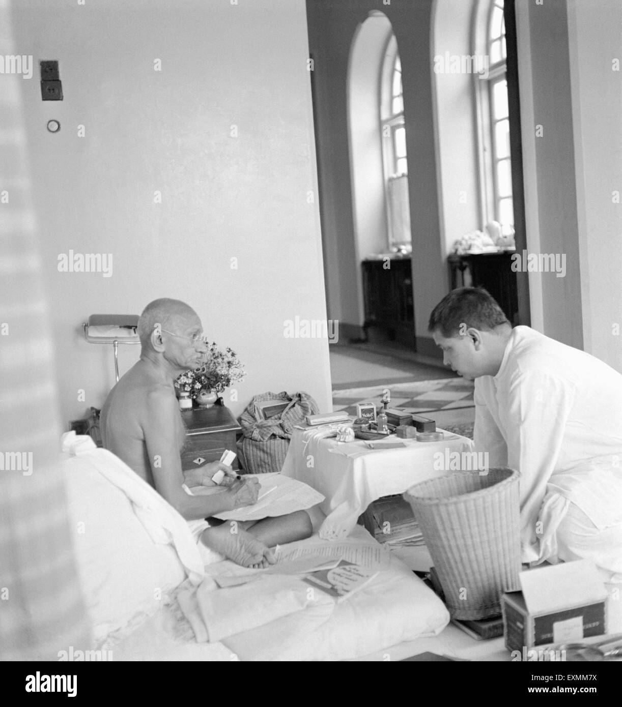 Mahatma Gandhi en discussion avec son plus jeune fils ; Devdas ; à la maison de Birla Bombay ; 1945 ; Inde PAS DE MR Banque D'Images