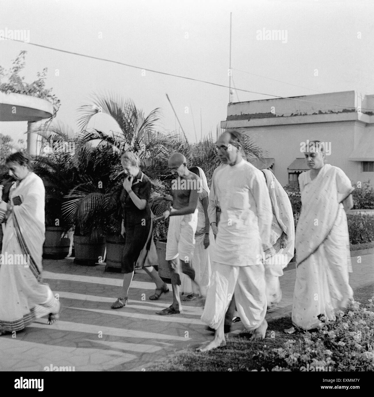 Rajkumari Amrit Kaur ; Agatha Harrison ; Mahatma Gandhi ; Pyarelal Nayar promenade du soir à la maison Birla Banque D'Images