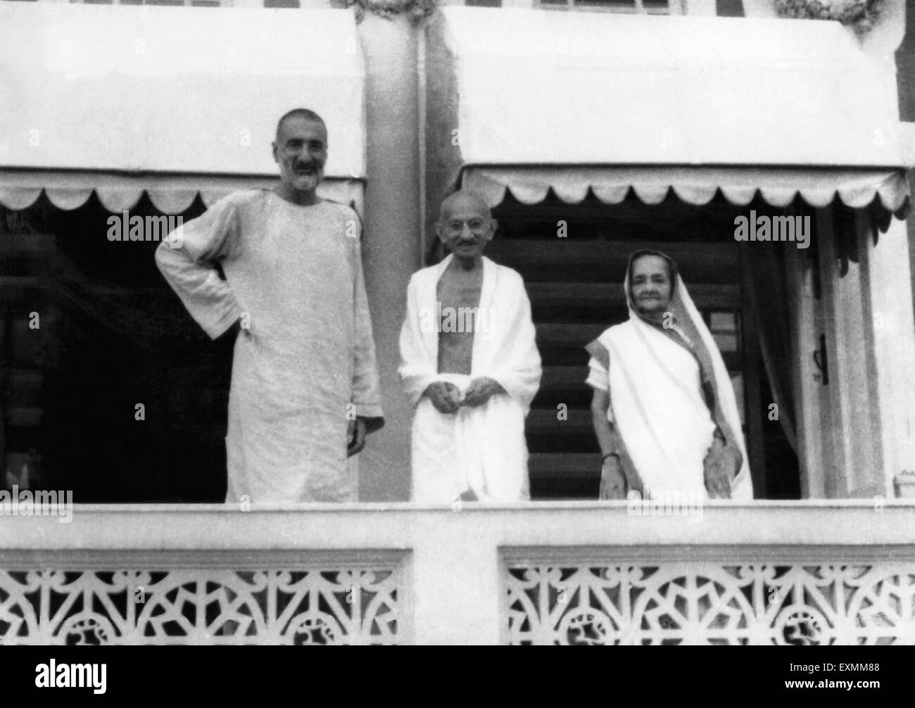 Khan Abdul Gaffar Khan ; Mahatma Gandhi et Kasturba Gandhi debout sur un balcon ; Mumbai ; 1940 ; Inde PAS DE MR Banque D'Images