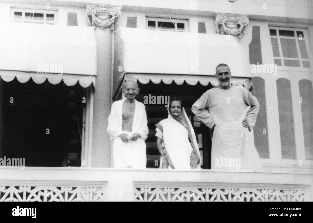 Mahatma Gandhi ; Kasturba Gandhi et Khan Abdul Gaffar Khan debout sur un balcon ; Mumbai ; 1940 ; Inde PAS DE MR Banque D'Images