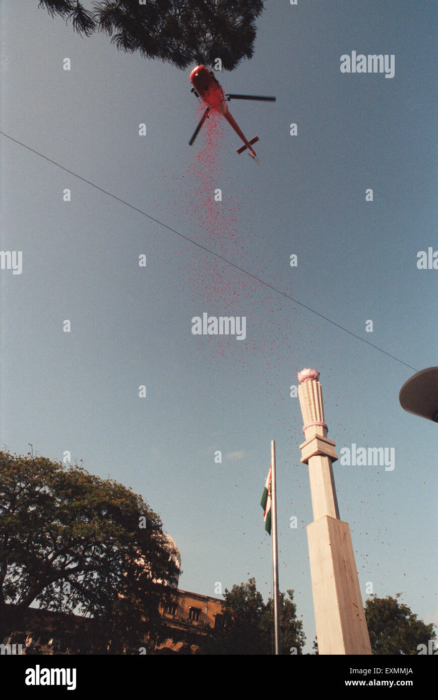 La douche d'hélicoptère rouge fleurs des pétales de rose sur l'indépendance de l'Inde jour 15 août Kranti Maidan Bombay Mumbai Maharashtra Inde Banque D'Images