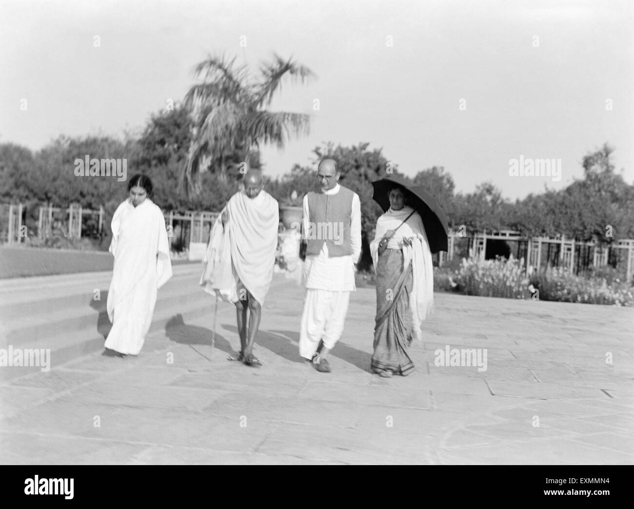Sushila Nayar , Mahatma Gandhi , Mahadev Desai et Rajkumari Amrit Kaur Birla House marche à New Delhi Inde Banque D'Images