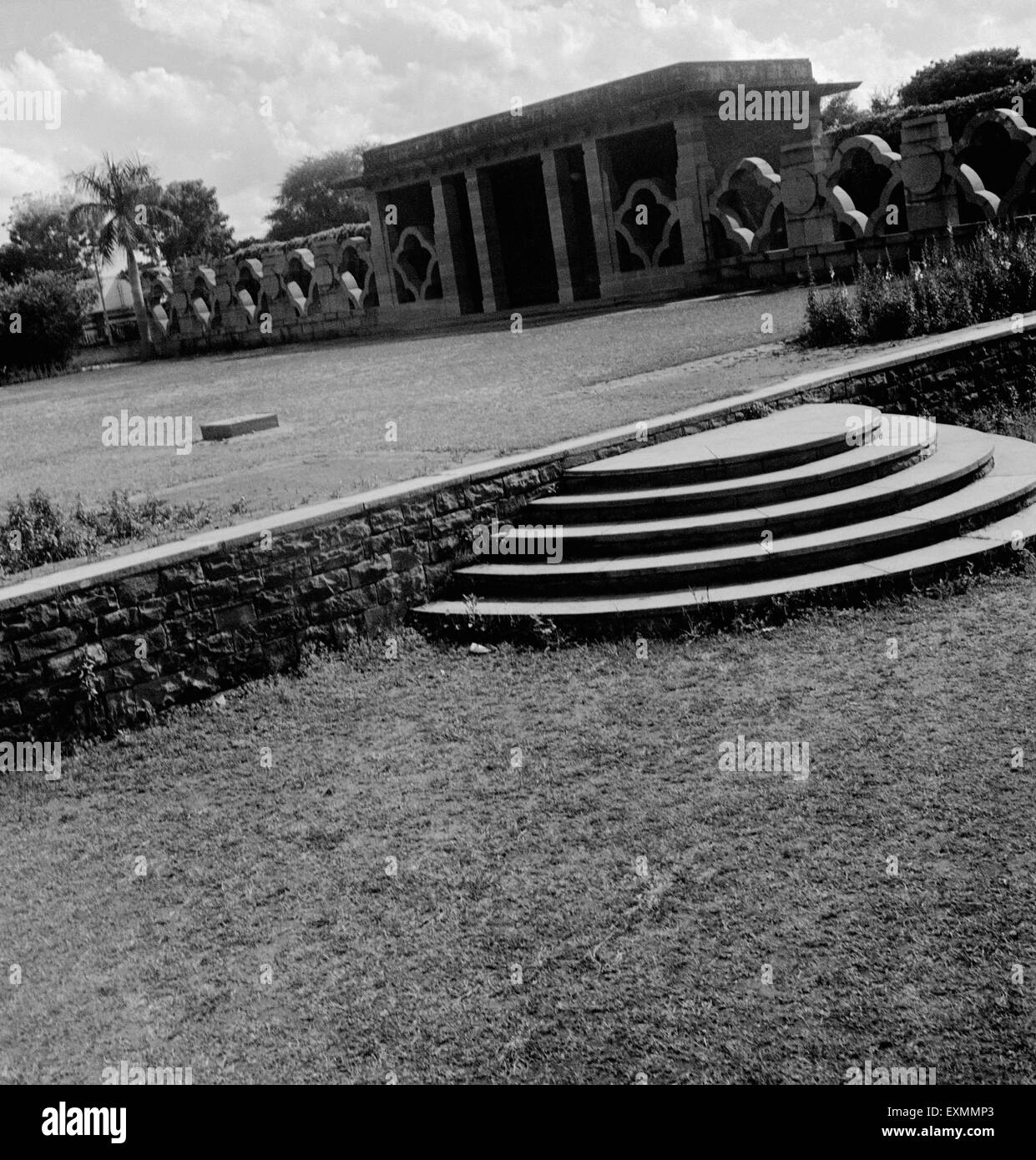 Le jardin de la Birla House ; Delhi ; où le Mahatma Gandhi utilisé pour maintenir ses prières et l'endroit où il a été assassiné Banque D'Images