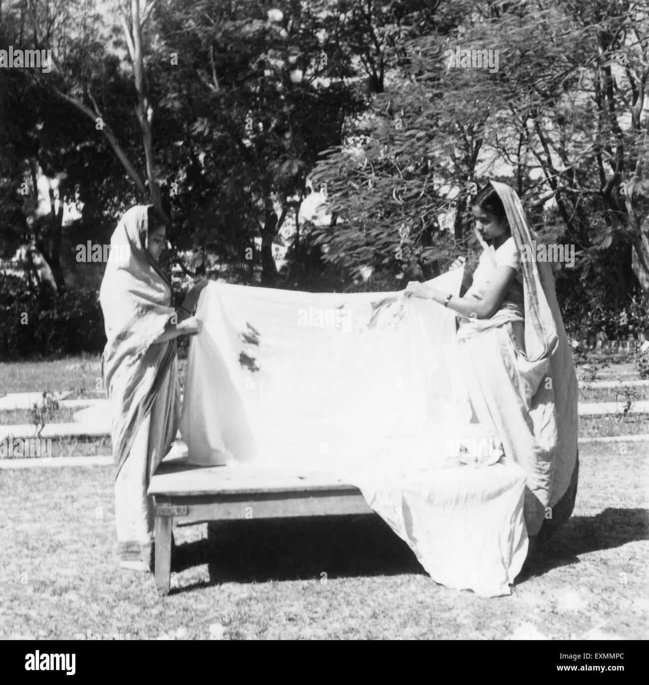 Abha Gandhi et Manu Gandhi ; maintenant la robe tachée de sang dhoti ...