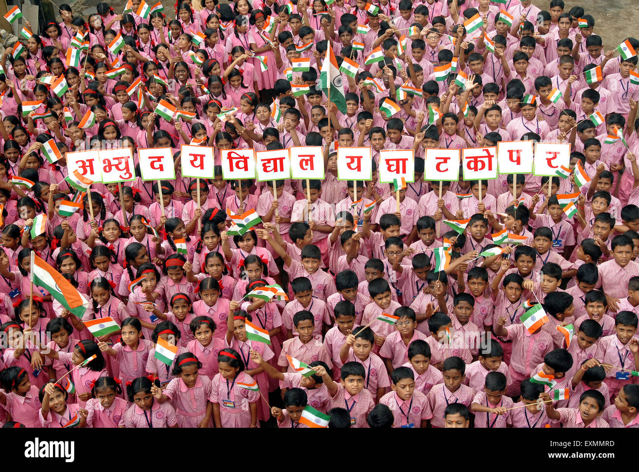 Les enfants de l'école de célébrer le Jour de l'indépendance indienne en brandissant le drapeau indien couleur tri Nom de l'école et en maintenant Mumbai cartes Banque D'Images