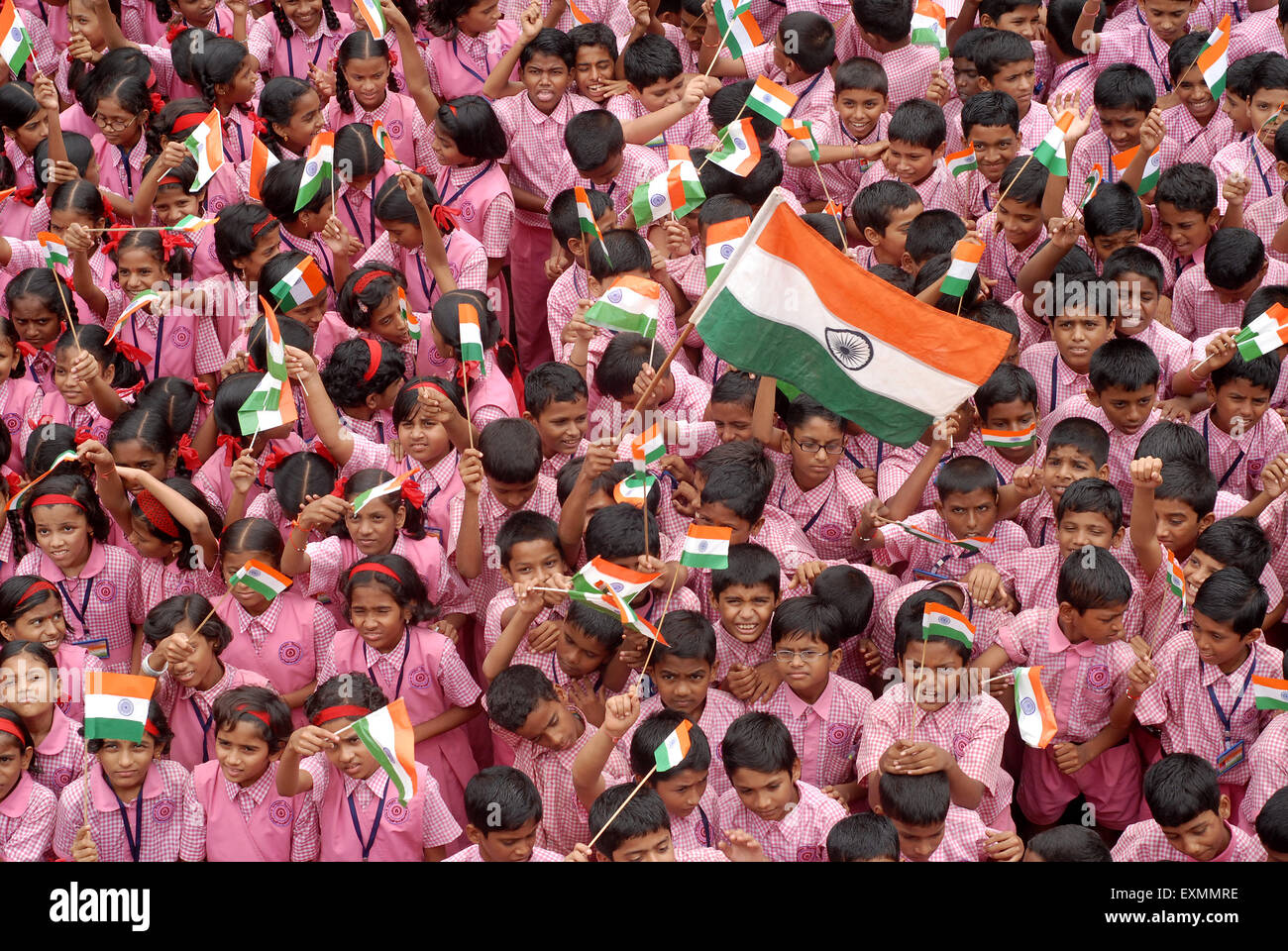 Les enfants de l'école de célébrer le Jour de l'indépendance indienne en brandissant le drapeau indien couleur tri dans Bombay Mumbai Maharashtra ; Inde ; Banque D'Images