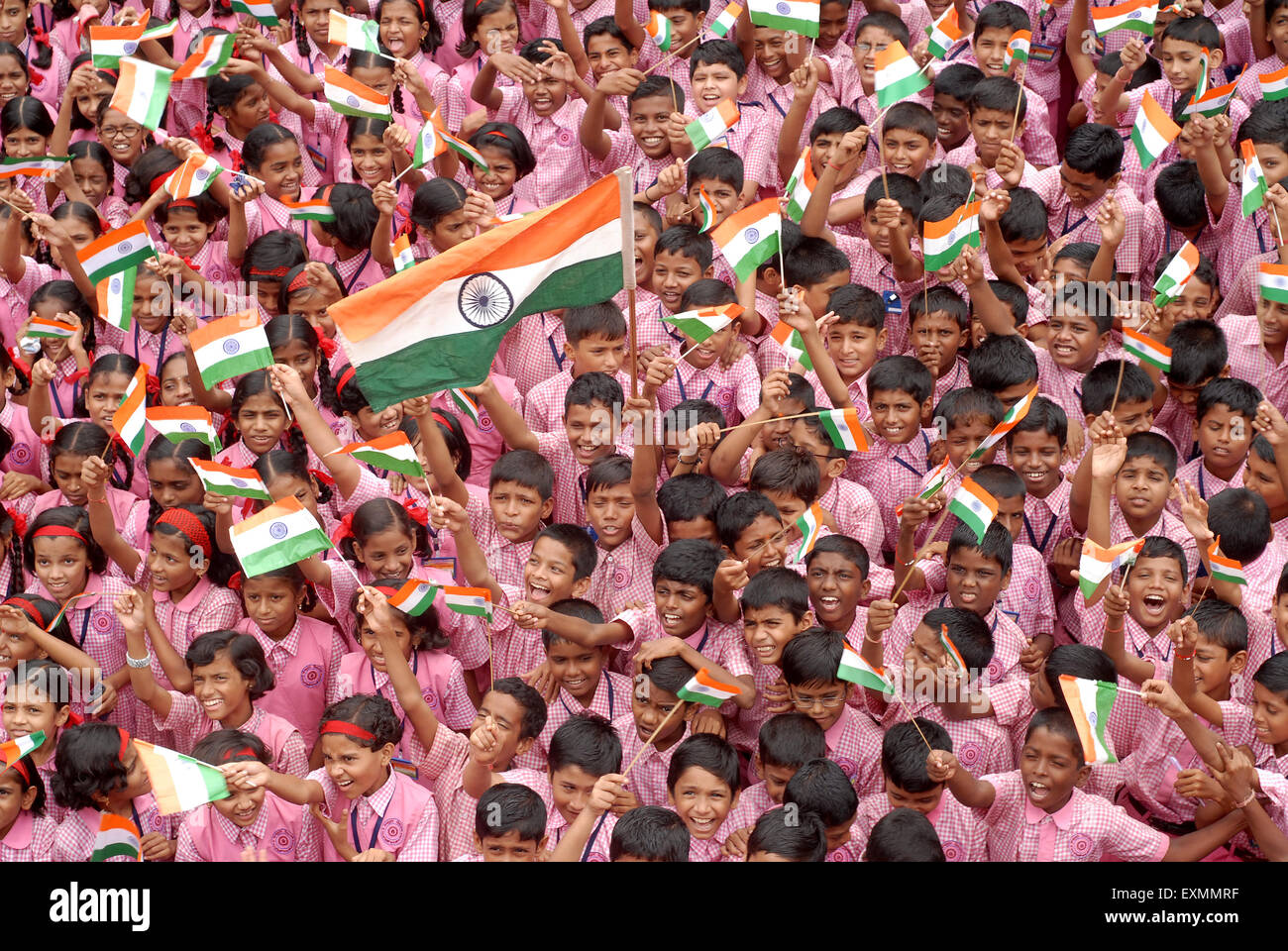 Les enfants de l'école célèbre la Journée de l'indépendance indienne en brandissant le drapeau indien à Bombay Mumbai Maharashtra Inde Banque D'Images