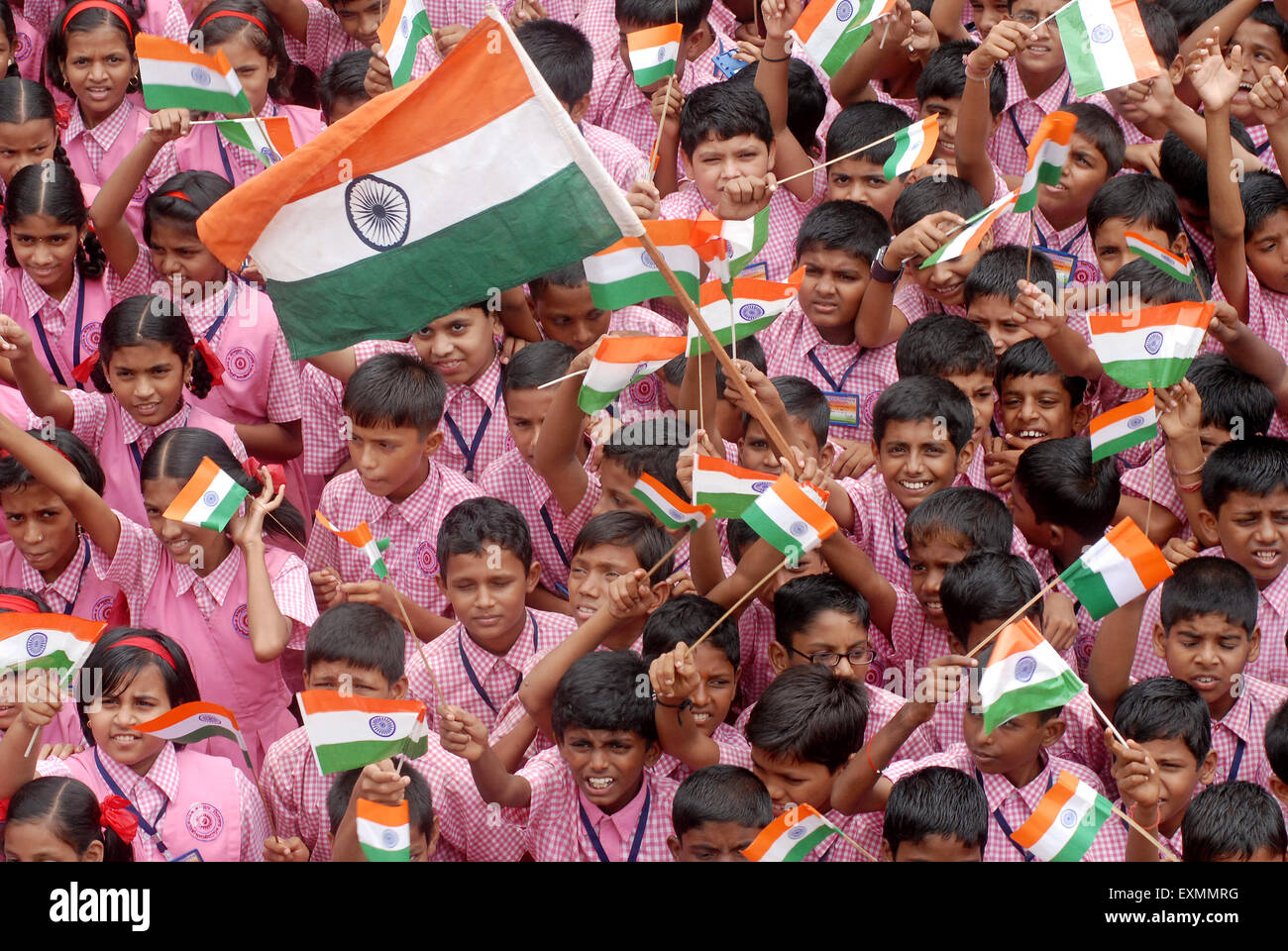 Les enfants de l'école de célébrer le Jour de l'indépendance indienne en brandissant le drapeau indien couleur tri dans Bombay Mumbai Maharashtra ; Inde ; Banque D'Images