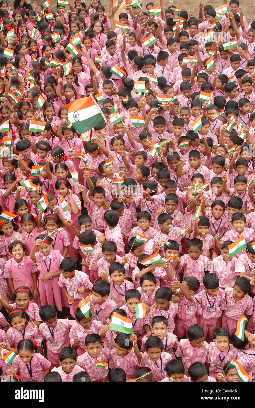 Les enfants de l'école célèbre la Journée de l'indépendance indienne en brandissant le drapeau indien à Bombay Mumbai Maharashtra Inde - asb 125024 Banque D'Images