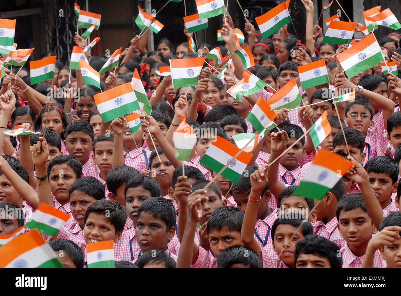 Les enfants de l'école de célébrer le Jour de l'indépendance indienne en brandissant le drapeau indien couleur tri dans Bombay Mumbai Maharashtra ; Inde ; Banque D'Images