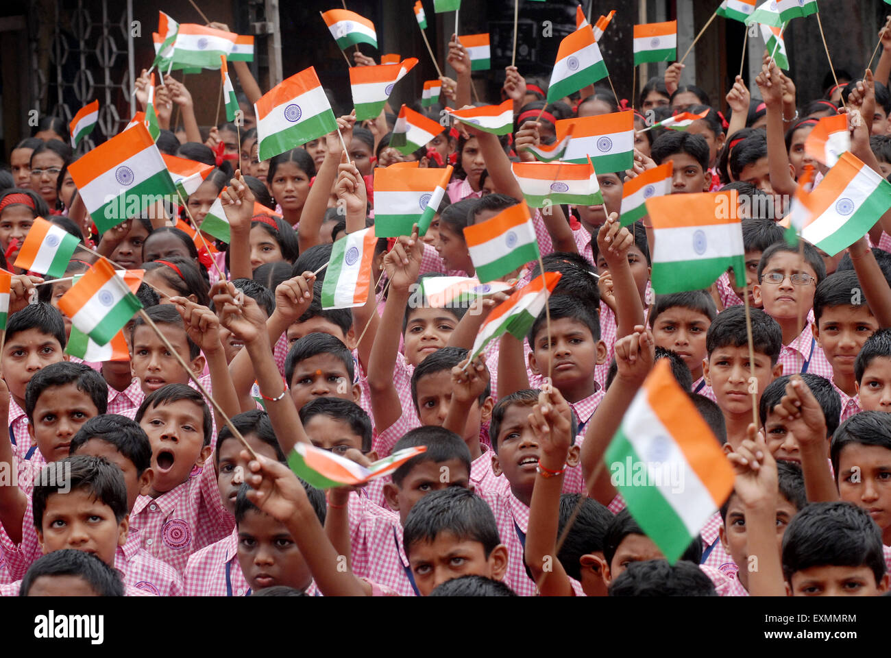 Les enfants de l'école de célébrer le Jour de l'indépendance indienne en brandissant le drapeau indien couleur tri dans Bombay Mumbai Maharashtra ; Inde ; Banque D'Images