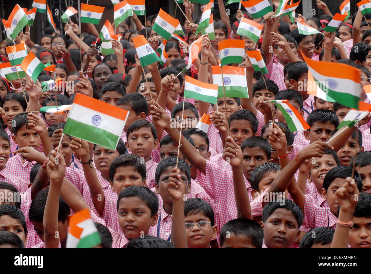 Les enfants de l'école de célébrer le Jour de l'indépendance indienne en brandissant le drapeau indien couleur tri dans Bombay Mumbai Maharashtra ; Inde ; Banque D'Images