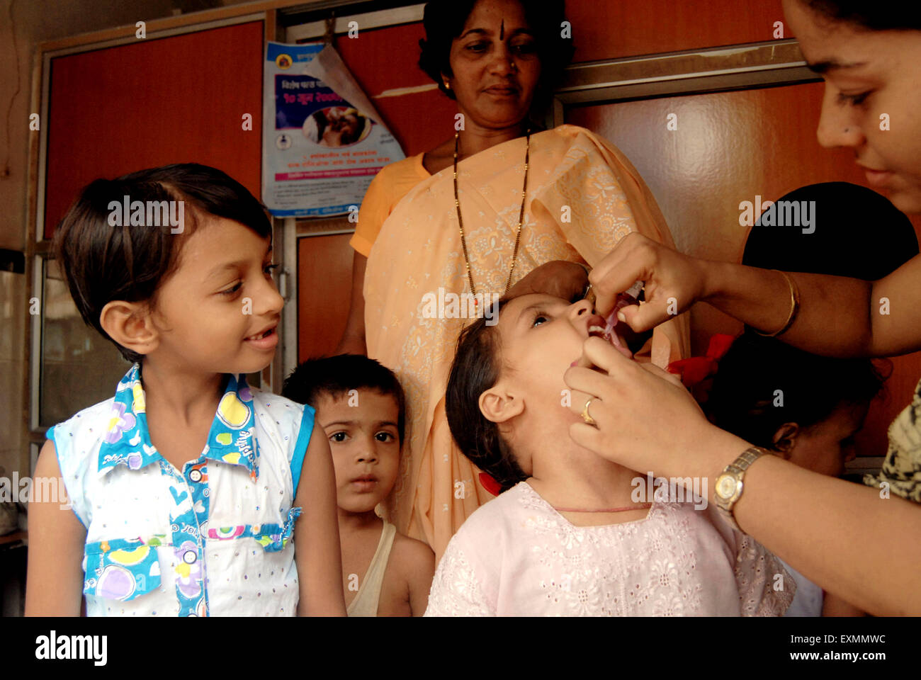 Travailleur de la santé d'administrer à un enfant de vaccination contre la poliomyélite au cours de la poliomyélite pouls dur à Bombay maintenant Mumbai Maharashtra ; Inde ; Banque D'Images