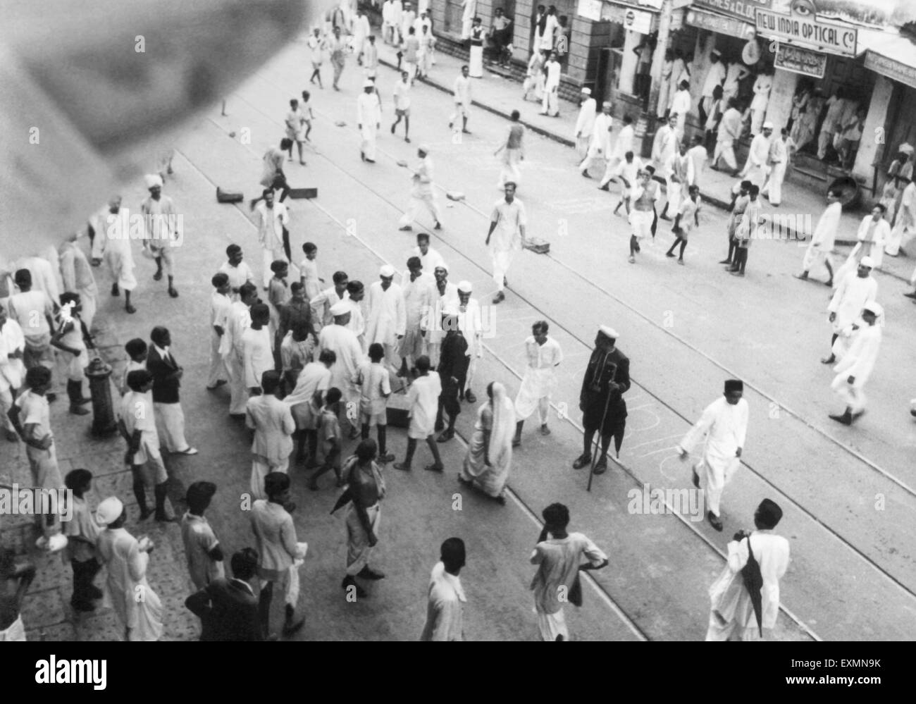 Freedom Flutte agitation, New India Optical Company, Kalbajevi, lignes de tramway, Bombay, Mumbai, Maharashtra, 1942, Inde, Asie, ancienne image du millésime des années 1900 Banque D'Images