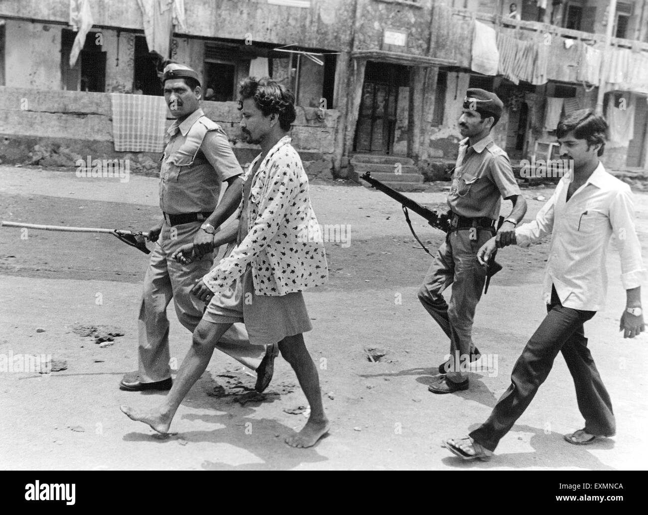 Police arrestation émeute coupables Bombay Mumbai Maharashtra Inde ancien millésime 1900s photo Bombay émeutes 1992 Banque D'Images
