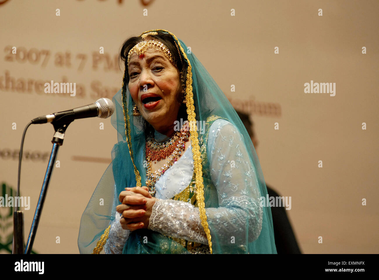 Sitara Devi, danseuse indienne, danse classique de style Kathak, chanteuse, chant, actrice, Shanmukananda Hall, Bombay, Mumbai, Maharashtra, Inde, Asie Banque D'Images