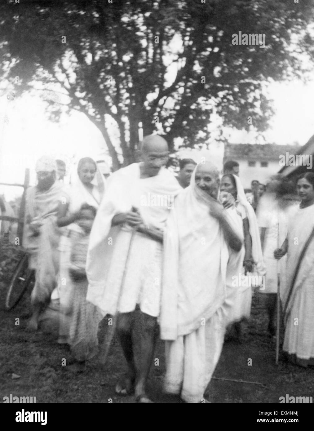 Mahatma Gandhi avec la mère de Jamnalal Bajaj Bajaj et d'autres membres de famille à Wardha ; 1945 ; Inde PAS DE MR Banque D'Images