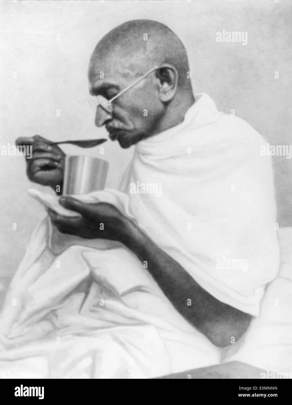 Mahatma Gandhi prenant son dernier repas avant son jeûne à l'Ashram Rashtriyashala ; Rajkot ; mars 1939 ; Inde Banque D'Images