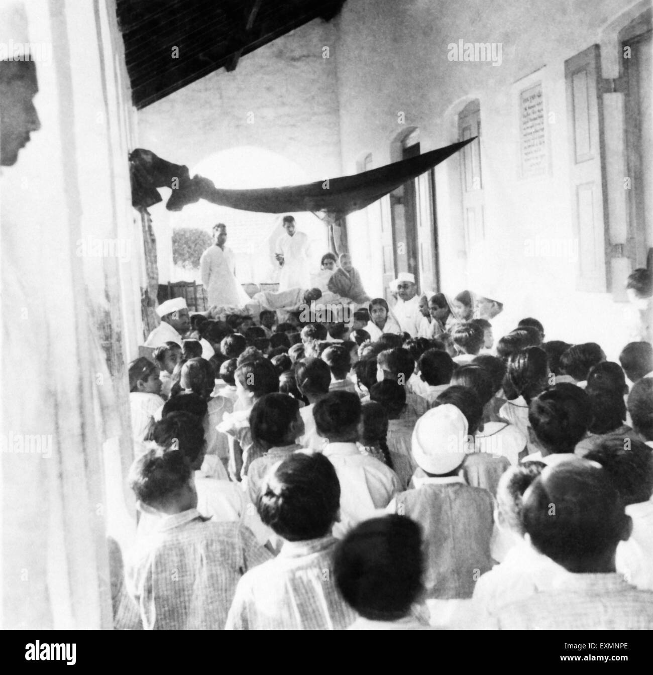 Mahatma Gandhi avec des enfants juste après son jeûne à Rashtriyashala Ashram Rajkot Gujarat Mars 1939 Inde Indien vieux vintage des années 1900 photo Banque D'Images