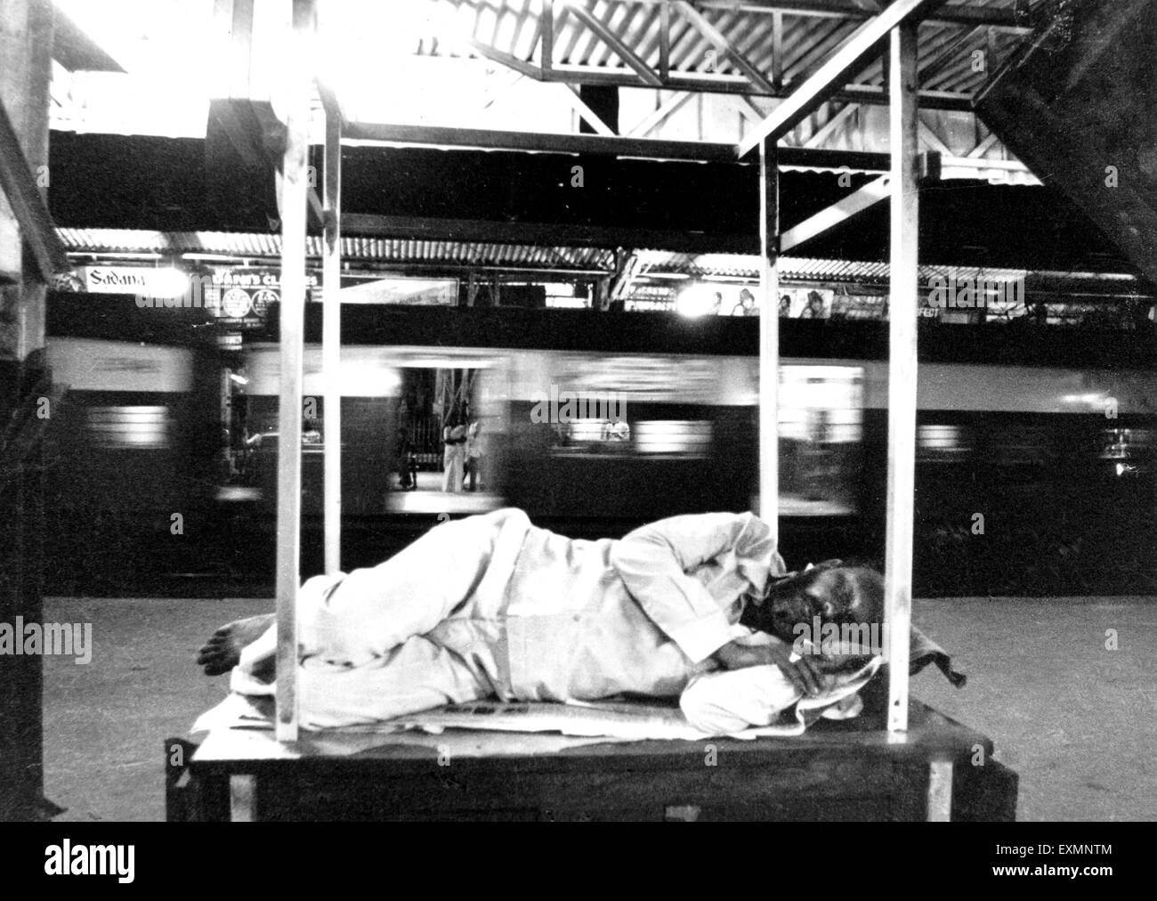 Homme dormant sur la plate-forme de chemin de fer bombay mumbai maharashtra inde asie Banque D'Images