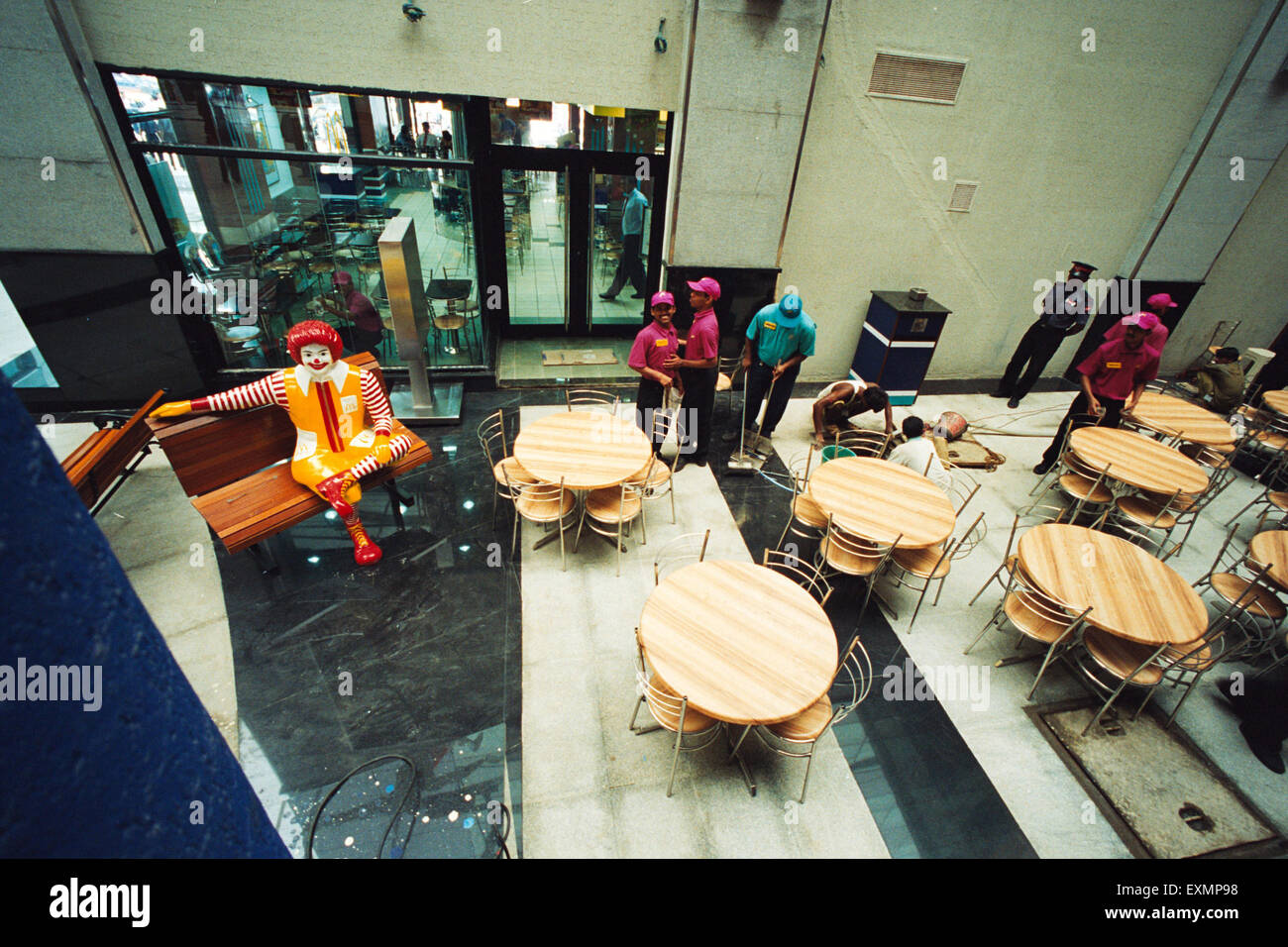 macdonald mascotte assis, tables vides chaises restaurant, centre commercial CrossRoad, Crossroads, Sobo Central, Brand Factory, Mahalaxmi, Bombay, Mumbai, Maharashtra, Inde, Asie Banque D'Images