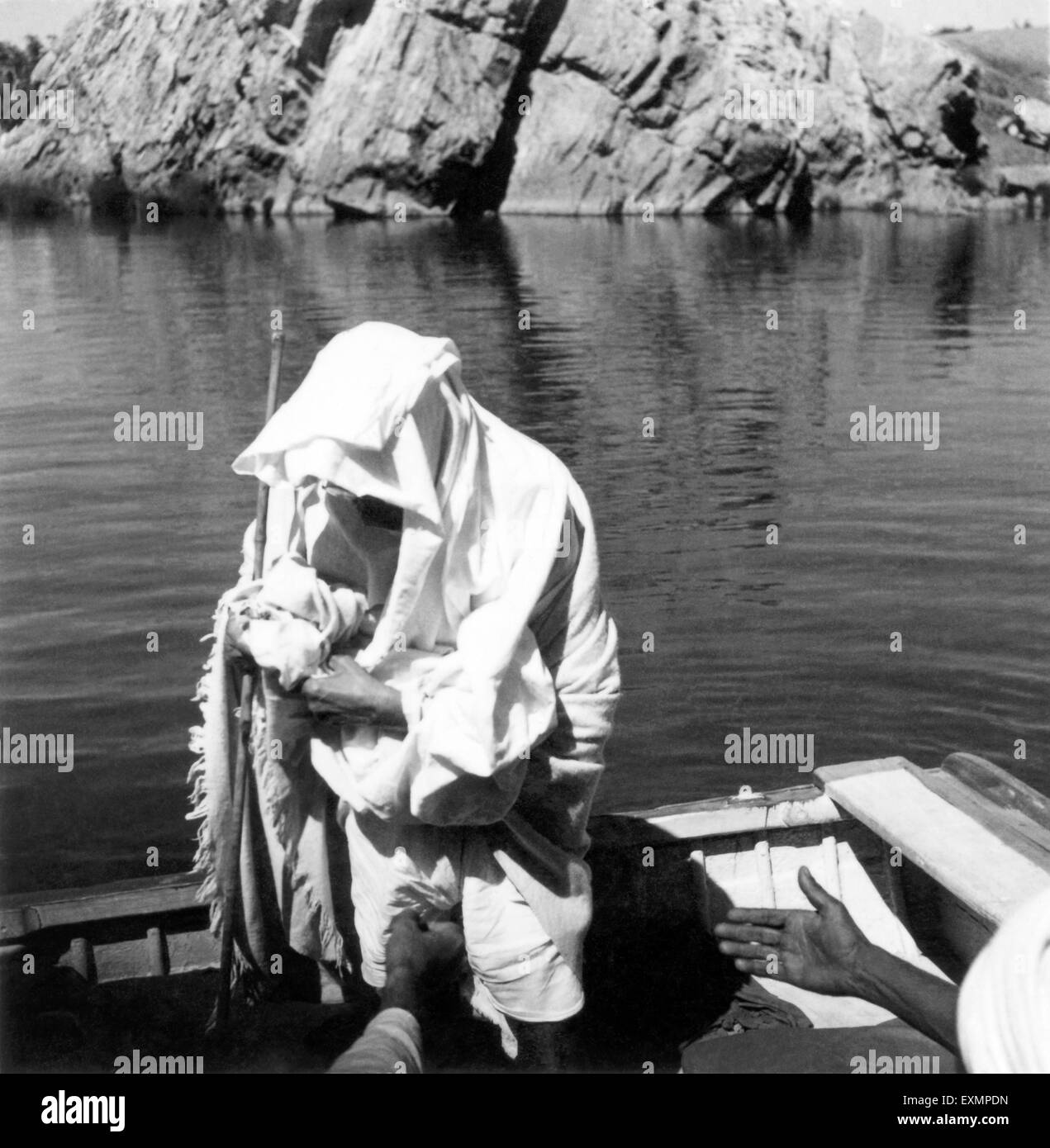 Mahatma Gandhi sur un bateau lors de sa visite de la marble rocks à Jubbulpore Madhya Pradesh ; février 1941 ; Inde PAS DE MR Banque D'Images