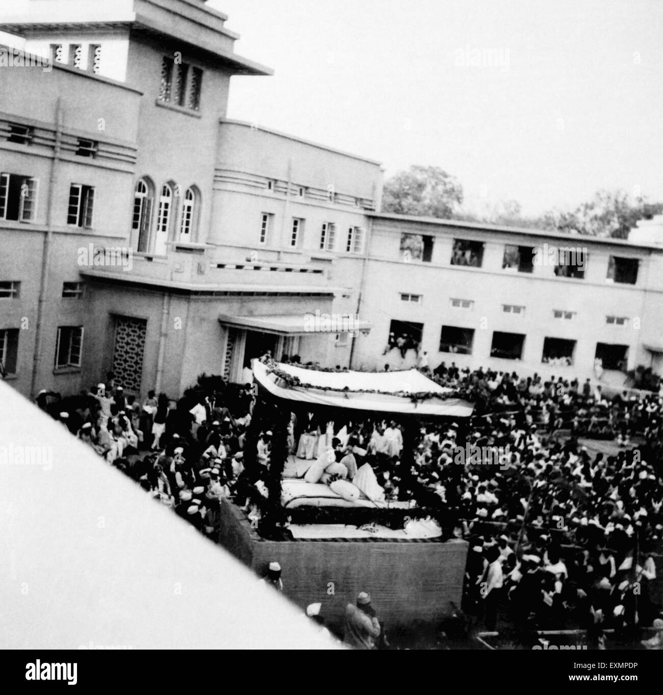 Mahatma Gandhi sur la tribune lors de la cérémonie d'ouverture de Kamla Nehru Memorial Hospital à Allahabad Banque D'Images