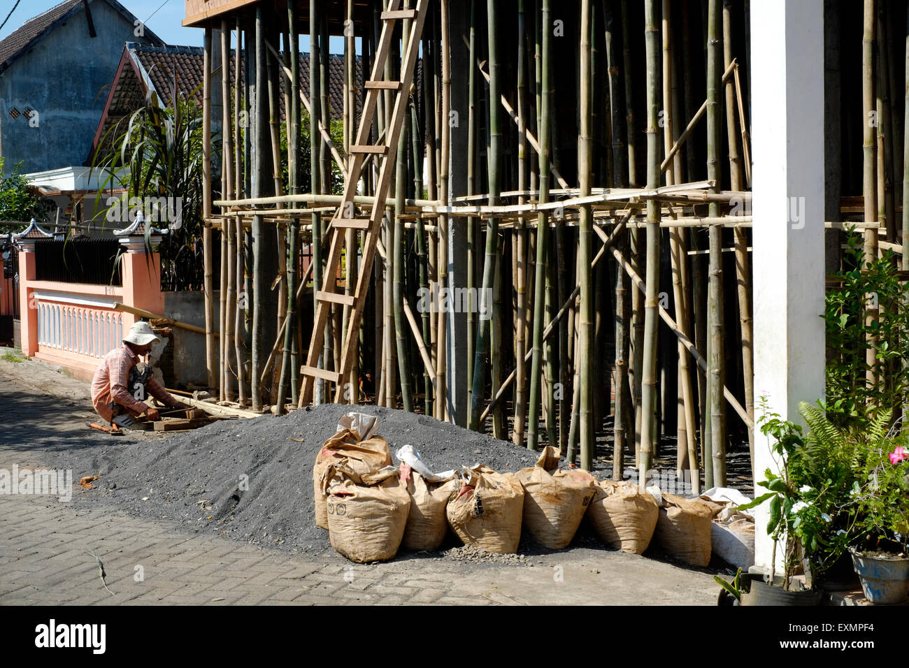 Les villageois de combiner leurs forces pour travailler sur la construction d'une maison neuve à Java en Indonésie Banque D'Images