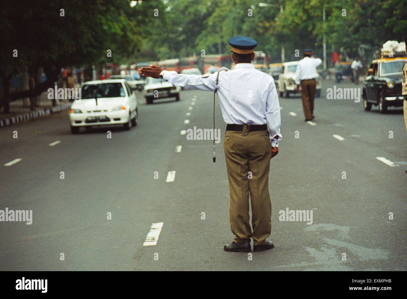 Panneau stop de la police de la circulation contrôlant la circulation, Bombay, Mumbai, Maharashtra, Inde, Asie Banque D'Images Panneau stop de la police de la circulation contrôlant la circulation, Bombay, Mumbai, Maharashtra, Inde, Asie Banque D'Images