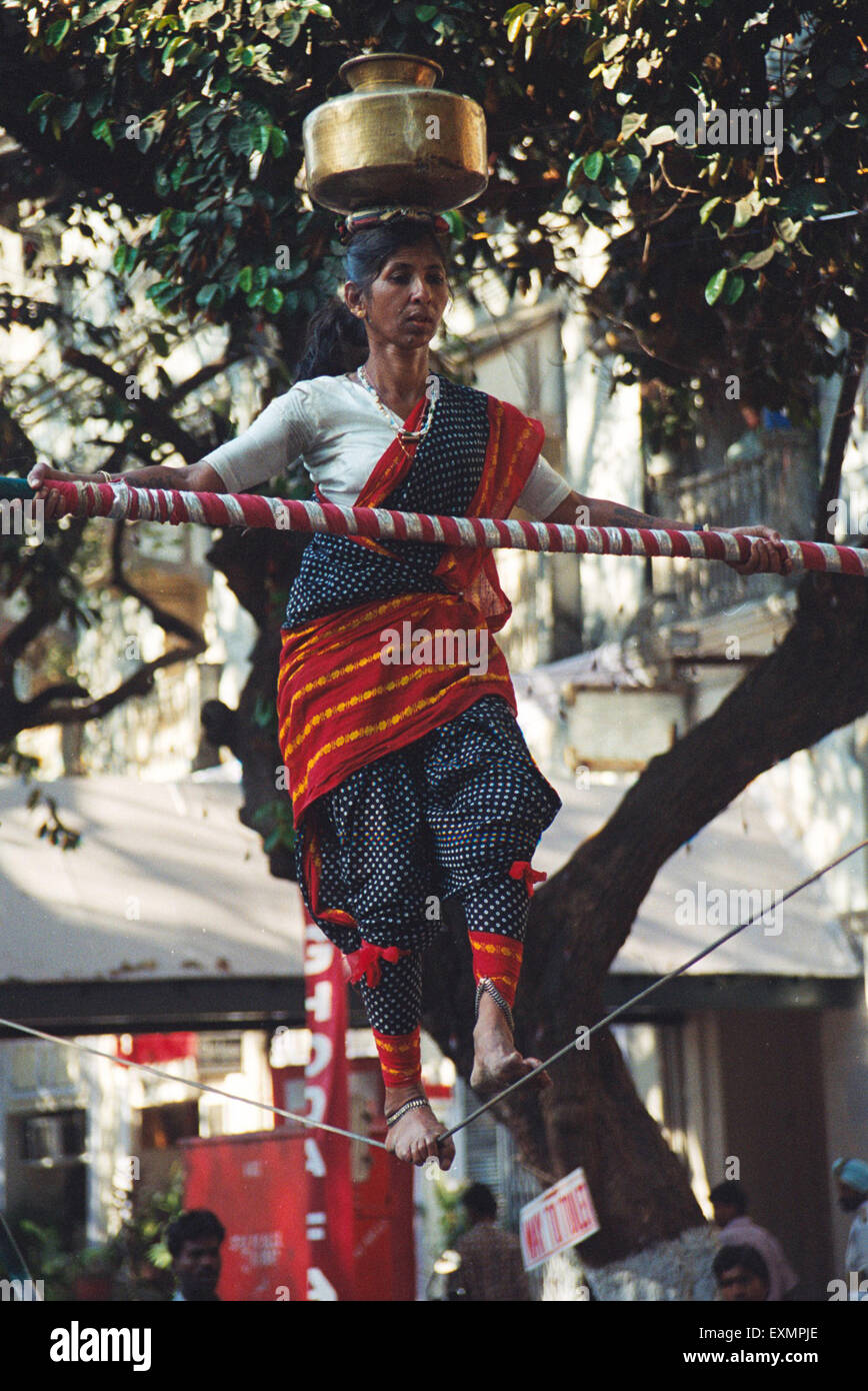 Potentiomètre d'équilibre de marche de corde raide, funambulisme, femme marchant sur corde mince, foire de Kala Ghoda, Bombay, Mumbai, Maharashtra, Inde, Asie Banque D'Images