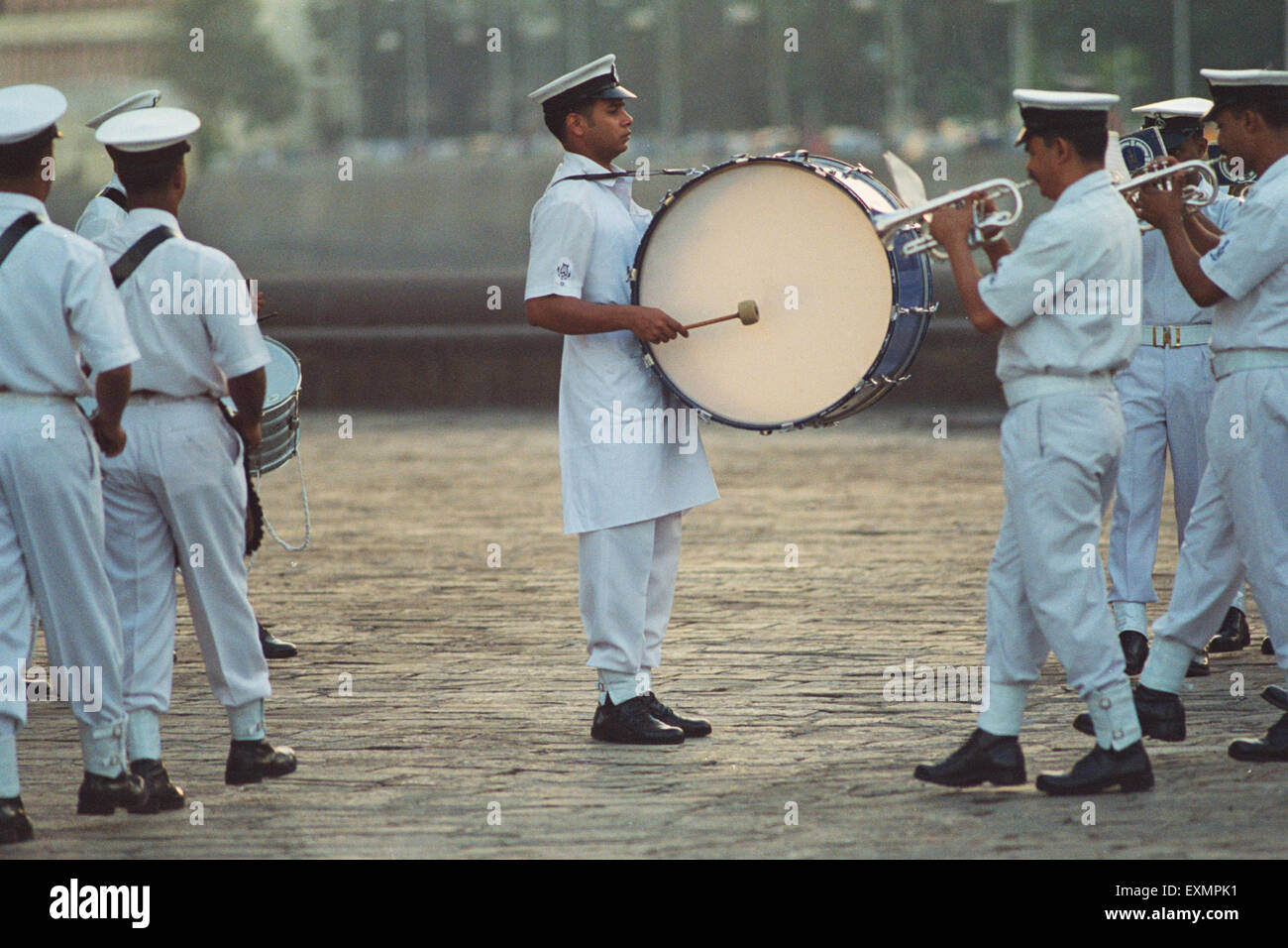 Célébration de la Journée de la marine groupe jouant de la trompette tambour porte de l'Inde Bombay Mumbai Maharashtra Inde Banque D'Images