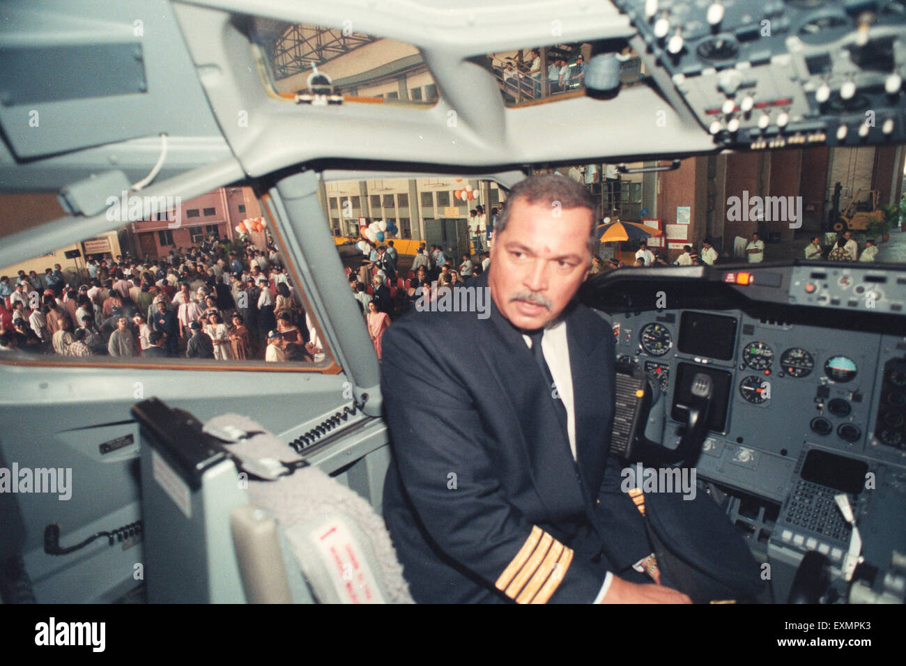 Séance pilote dans le cockpit de l'avion Banque D'Images