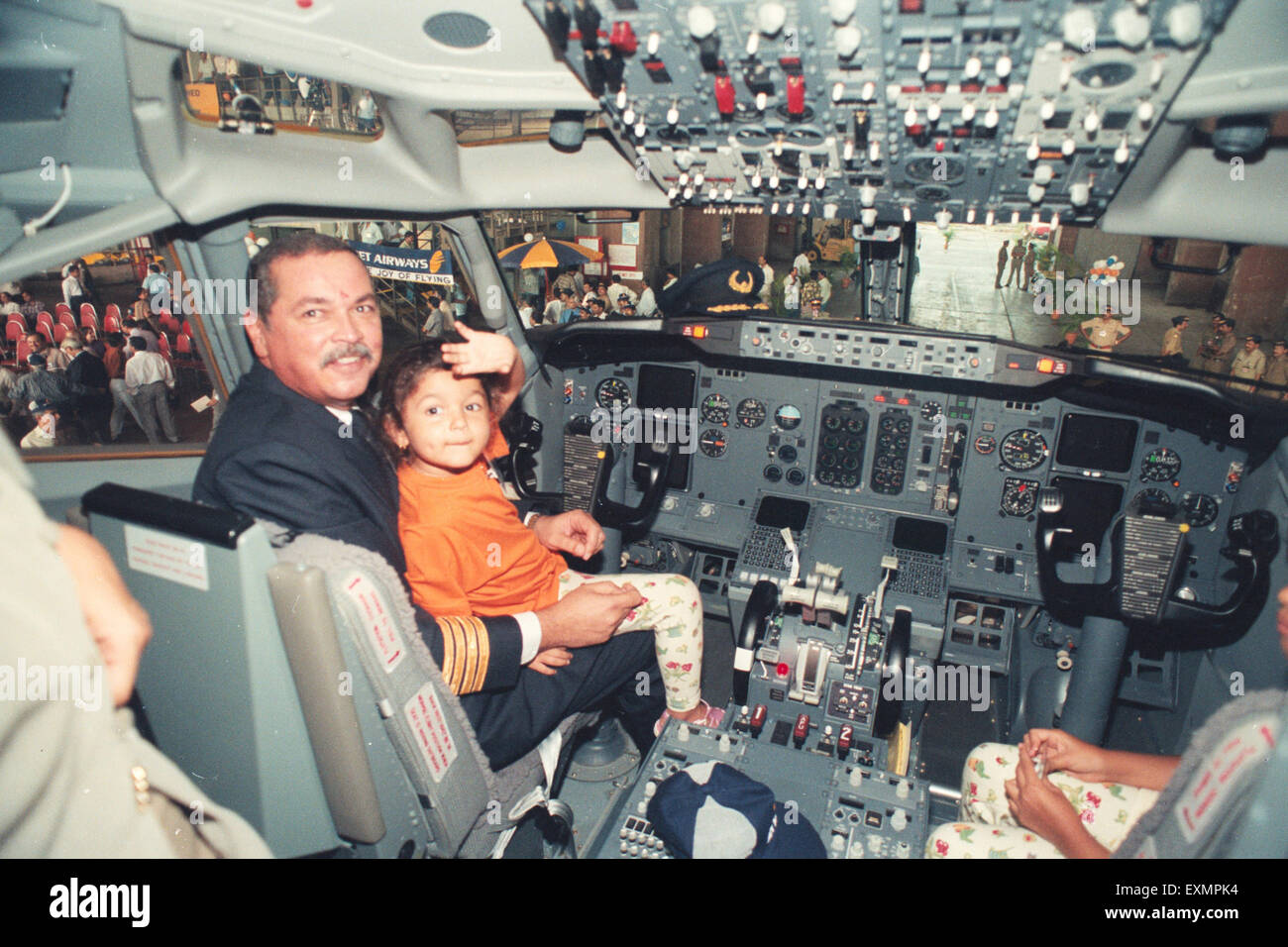 Bébé Enfant tour pilote avion cockpit Banque D'Images