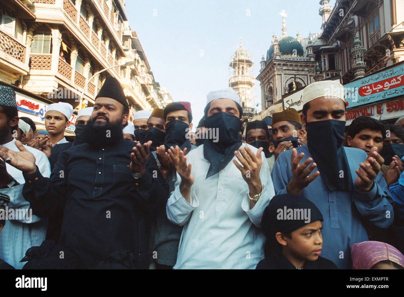 Les musulmans priant démontrant l'agitation masque noir de la mosquée de Babri Masjid, Bombay Mumbai maharashtra inde Banque D'Images