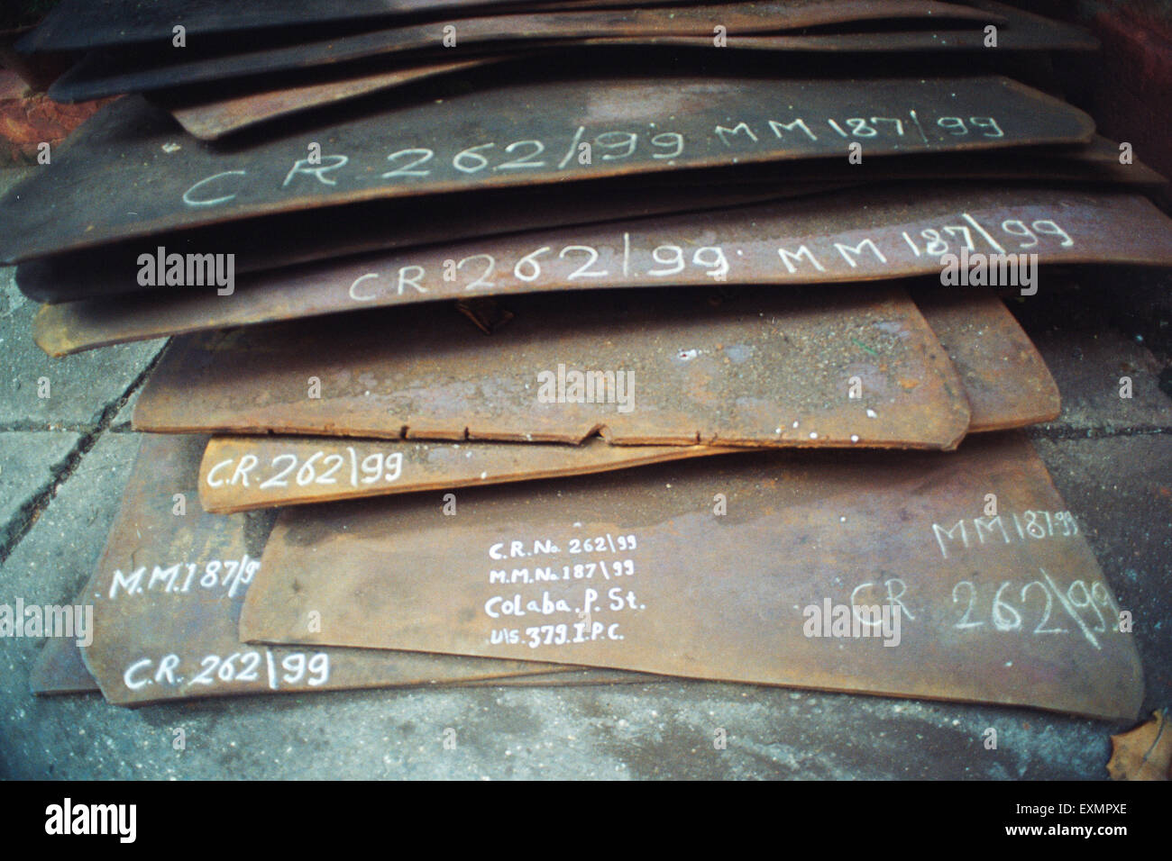 Plaques d'acier, marine volée récupéré au poste de police, Bombay, Mumbai, Maharashtra, Inde, Asie Banque D'Images
