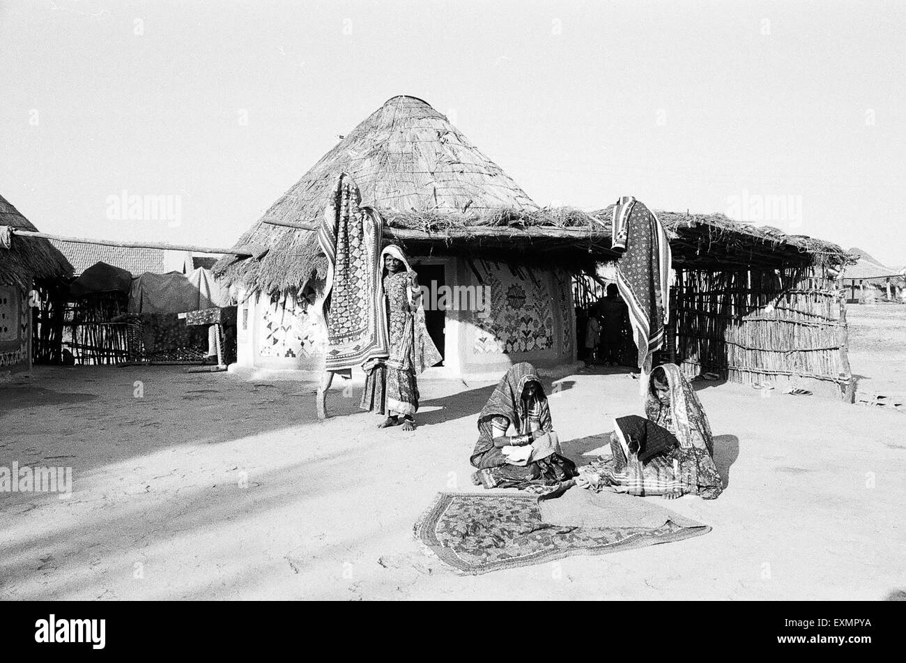 Accueil femmes bhunga tissus broderie village Ludia district Kutch Gujarat Inde Banque D'Images