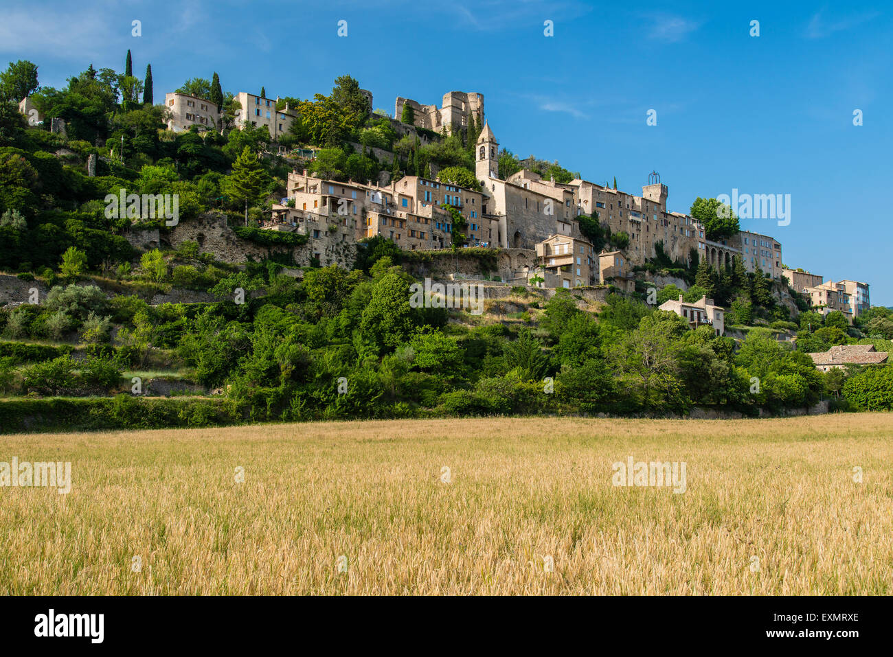 Sur le village médiéval de Montbrun-les-Bains, Provence, France Banque D'Images