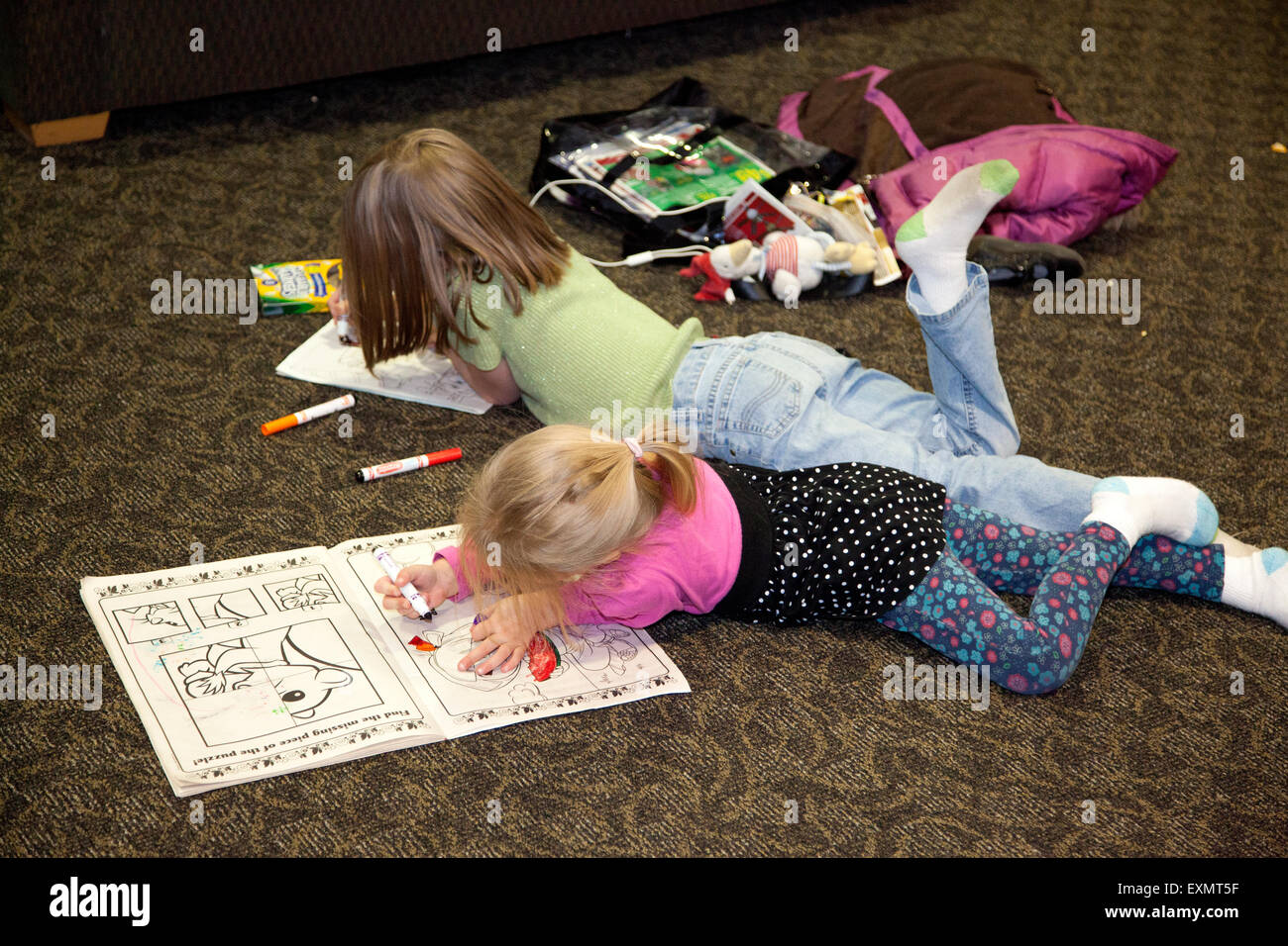 Deux jeunes filles se concentrer sur le dessin à colorier sur parole. St Paul Minnesota MN USA Banque D'Images