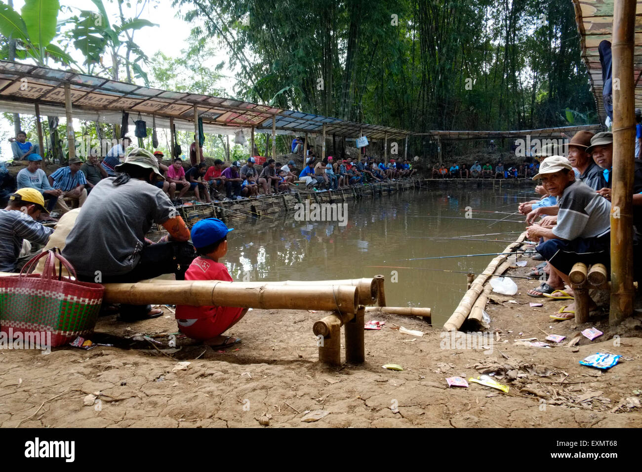 Style indonésien de la pêche à un village rural populaire faite homme piscine près de Malang, Indonésie java Banque D'Images