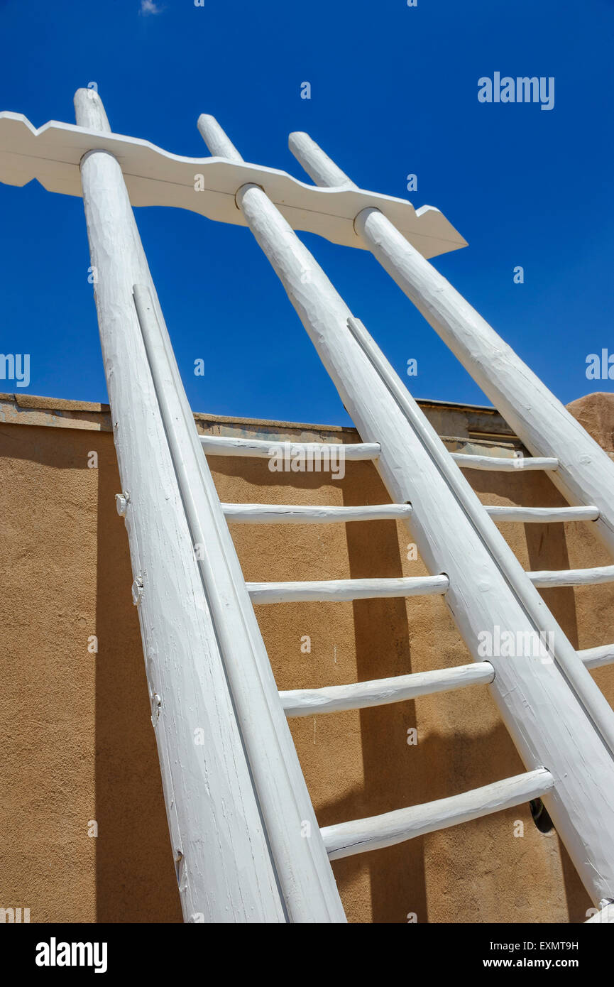 Échelle en bois mène à l'entrée d'une kiva. Acoma Pueblo. Cibola County, Nouveau Mexique, USA Banque D'Images