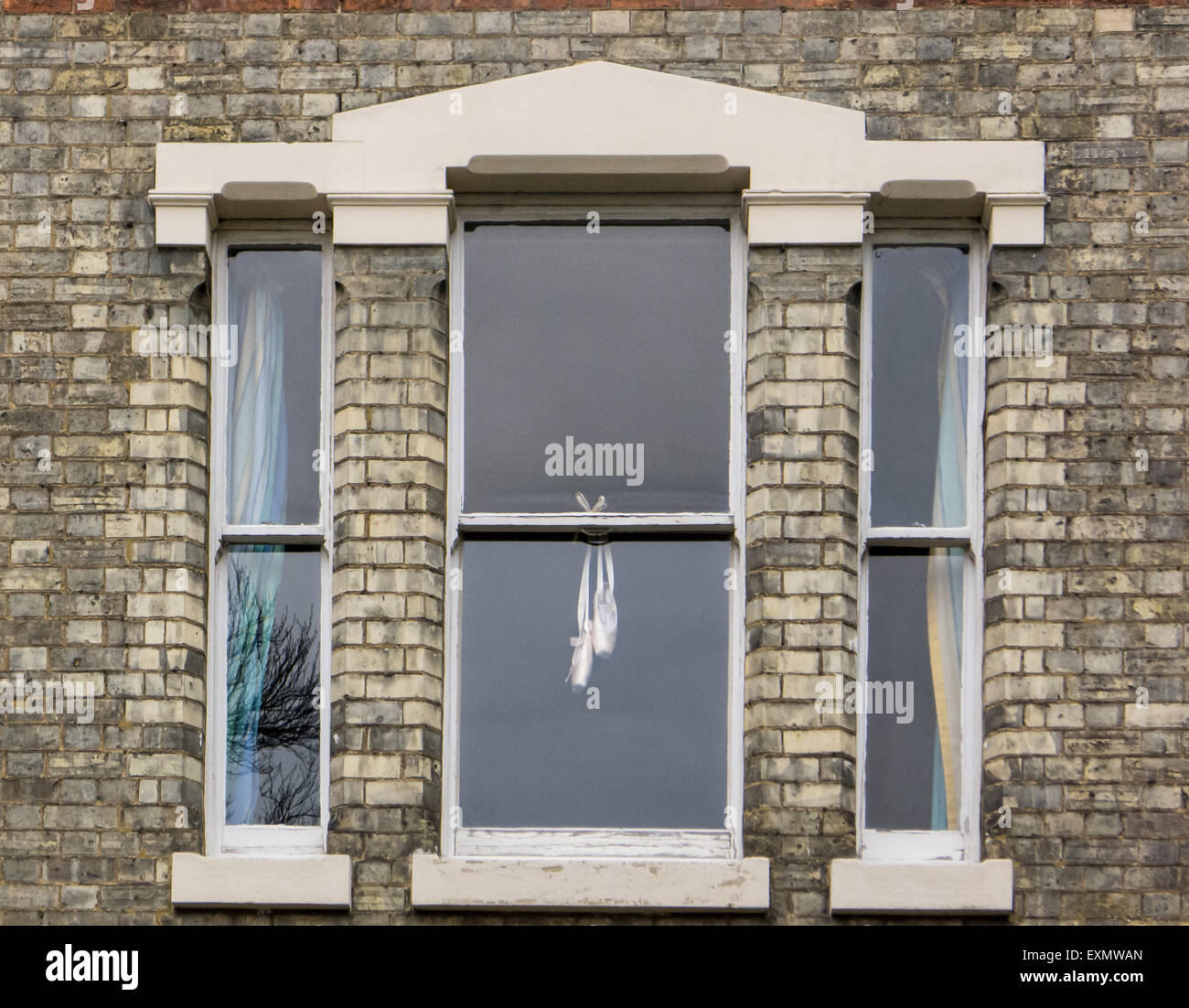 Bedfordshire, Angleterre. Point de Ballet Shoes hanging dans une fenêtre. Banque D'Images