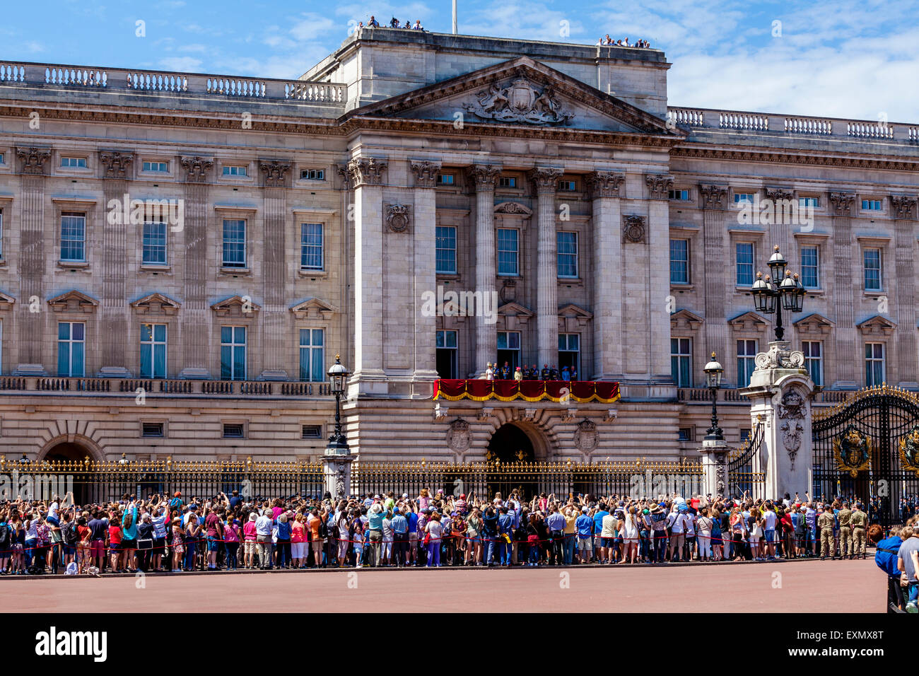 La famille royale britannique sur le balcon de Buckingham Palace, Londres, Angleterre Banque D'Images